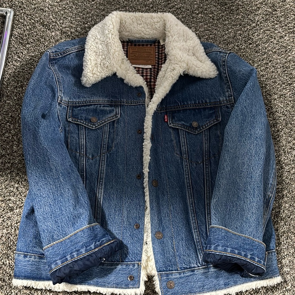 Levi's Sherpa jacket Lightly worn. Size Medium.